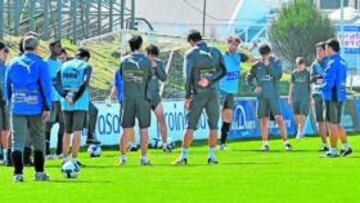 <b>CONJURADOS. </b>En la imagen de ayer, los jugadores del Valladolid escuchan las instrucciones y la convocatoria de Mendilibar tras el último entrenamiento.