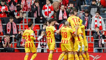 BILBAO, 26/02/2023.- Jugadores del Girona celebran el segundo gol del equipo marcado por Óscar de Marcos durante el partido de LaLiga que enfrentó al Athletic Club y al Girona en el estadio San Mamés, en Bilbao este domingo. EFE/ Luis Tejido