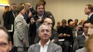 <b>TRANQUILO. </b>Cruyff, sentado en el banquillo, ayer durante el juicio por la contratación de Van Gaal.