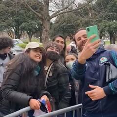 ¡Hasta se sacó una selfie! Así fue recibido Brereton en Inglaterra por hinchas chilenos