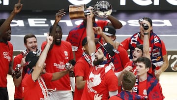 Los jugadores del Kirolbet Baskonia celebran el t&iacute;tulo de Liga.