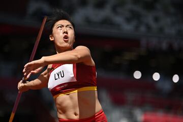 Lyu Huihui durante la ronda clasificatoria de lanzamiento de jabalina.