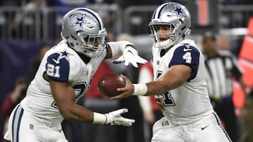 MINNEAPOLIS, MN - DECEMBER 1: Dak Prescott #4 of the Dallas Cowboys hands the ball off to Ezekiel Elliott #21in the first half of the game agains the Minnesota Vikings on December 1, 2016 at US Bank Stadium in Minneapolis, Minnesota. Hannah Foslien/Getty Images/AFP
== FOR NEWSPAPERS, INTERNET, TELCOS & TELEVISION USE ONLY ==