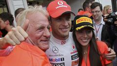 Jenson Button posa con su padre John y su entonces pareja Jessica Michibata tras el Gran Premio de Hungr&iacute;a de 2011.