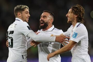 El mediocampista uruguayo del Real Madrid Federico Valverde celebra con sus compañeros de equipo después de marcar el segundo gol de su equipo durante el partido de fútbol final de la Copa Mundial de Clubes.