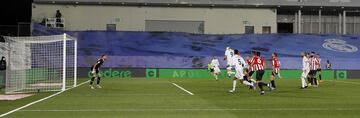 2-1. Karim Benzema marc¨® el segundo gol.