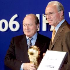 Blatter se defiende de los supuestos pagos fraudulentos en torno al Mundial 2006: “Sólo hicimos de banco”