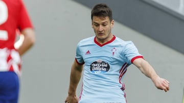 Nemanja Radoja golpea el balón durante el partido contra el Atlético de Madrid en el Wanda Metropolitano.