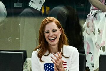 La actriz Jessica Chastain aplaude entre risas durante la clasificación de los ejercicios por equipos de gimnasia artística en el Bercy Arena de París.