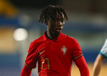 Ele estendeu a nota de preparação da Rona. A estréia de Cristiano e o clube português contra a Intrad agosto de 2002, com 17 anos, 6 meses e 9 dias e 9 dias, dois meses mais velhos que Joelson. Talvez por esse motivo ele tenha experimentado a sombra do clube da Bouass Al-Off.