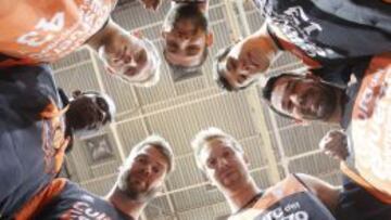 ‘INVICTUS’. Justin Hamilton, Jon Steffanson, Romain Sato, Luke Sikma, Antoine Diot, Vladimir Lucic y Rafa Martínez, ayer, en Zaragoza.