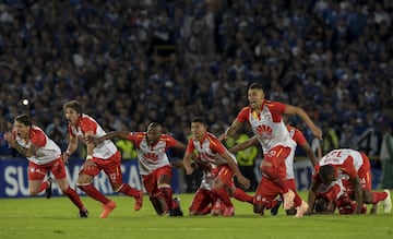 El Campín volvió a ser el escenario de un clásico histórico. Santa Fe y Millonarios tuvieron que irse hasta los penales para definir el clasificado a los cuartos de final de la Copa Sudamericana, serie en la que ganó el equipo cardenal.