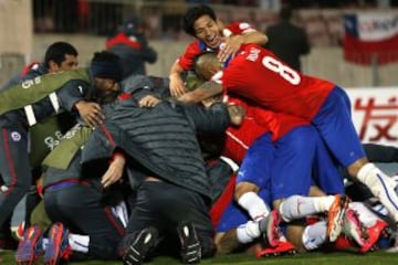 Los abrazos de la Roja luego del gol del triunfo.