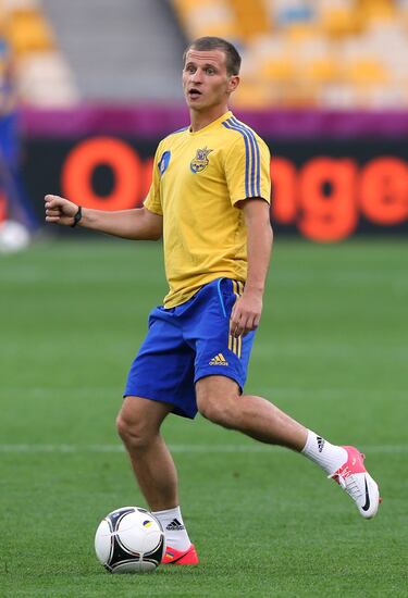 28 internacionalidades con Ucrania y un lanzamiento de falta exquisito. Esta era la carta de presentación de Oleksandr Aliyev hasta la llegada de la actual guerra. Ahora, es uno más en el frente de batalla. "¡Rusos, no vengáis a la guerra, daos la vuelta! ¡Aquí no hay fascistas ni nazis! ¡Futbolistas, que sois muchos en Rusia, no creáis lo que os están diciendo, es una completa tontería! ¡Somos civiles y muchos están muriendo!", exclama en un vídeo, con varias armas en mano, compartido por él mismo en los últimos días. 