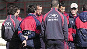 <b>ÁNIMO</B>. Aunque las caras eran largas, Aguirre intentó que el entrenamiento fuera como los habituales.
