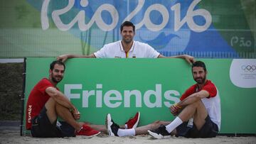 Amigos. Jos&eacute; Manuel Calder&oacute;n, Felipe Reyes y Juan Carlos Navarro llevan m&aacute;s de quince a&ntilde;os jugando juntos. Primero en la Selecci&oacute;n j&uacute;nior y luego en la absoluta. 