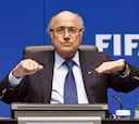 Blatter es partidario de quitar puntos y no de cerrar campos