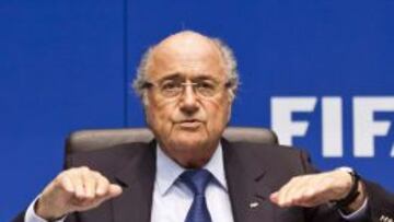 Blatter es partidario de quitar puntos y no de cerrar campos
