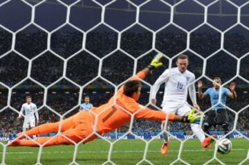 Wayne Rooney empató para Inglaterra. 1-1.