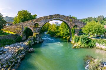 En la foto, antiguo puente romano de piedra en la localidad de Cangas de Onís. 