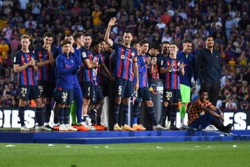 Sergio Busquets rodeado de sus compa?eros en el d¨ªa de su despedida del Camp Nou.