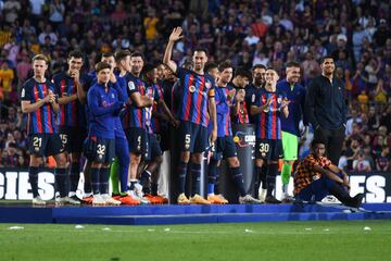 Sergio Busquets rodeado de sus compañeros en el día de su despedida del Camp Nou.