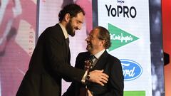 Jorge Garbajosa, presidente de la FEB, recibe el premio AS del Deporte de Juan Cant&oacute;n, director general de AS.