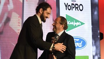 Jorge Garbajosa, presidente de la FEB, recibe el premio AS del Deporte de Juan Cantón, director general de AS.