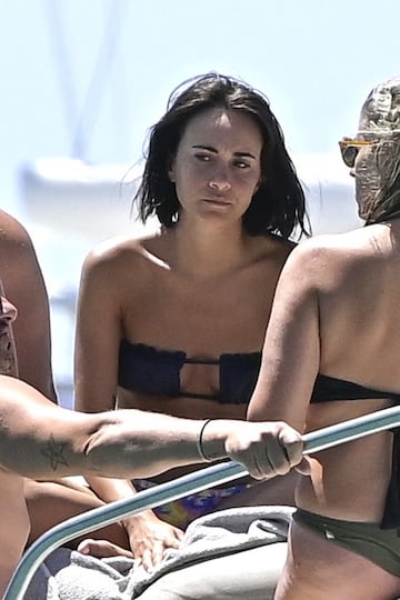 Sebasti¨¢n Yatra y Aitana disfrutan de unos d¨ªas de vacaciones en Ibiza navegando en un barco.