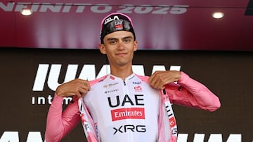 Cycling - Giro d'Italia - Stage 18 - Morbegno to Cesano Maderno - Italy - May 29, 2025 UAE Team Emirates's Isaac Del Toro celebrates on the podium after stage 18 REUTERS/Jennifer Lorenzini