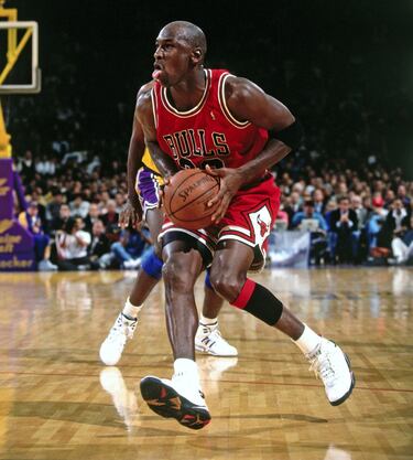 No hacía falta recordarlo porque nadie lo había olvidado, pero los diez capítulos del documental ‘The Last Dance’, la obra magna de ESPN sobre la carrera de Michael Jordan, han vuelto a poner de relieve la monstruosa trascendencia del 23 de Chicago Bulls. El mejor jugador de la historia de una NBA que él lanzó hacia la senda definitiva de la prosperidad y el deportista que cambió las reglas del marketing y de la relación entre marcas y jugadores. Todavía hoy ingresa más por las zapatillas de su firma (Jordan Brand) que cualquier figura en activo. Ganó seis anillos de campeón y fue MVP en las seis Finales, las últimas (1998) todavía las más vistas de la historia. Michael Jordan fue un jugador perfecto, un tipo con imperfecciones y, seguramente, el deportista más poderoso de la historia de Estados Unidos. Ahora es propietario de Charlotte Hornets (la franquicia de su Carolina natal) y se ha implicado al máximo en la lucha por la justicia social y los derechos de los afroamericanos, un giro muy aplaudido en Estados Unidos después de una carrera en la que se le consideró demasiado tibio en las cuestiones políticas y de raza. 