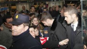 RECIBIMIENTO. El Atlético tuvo un cariñoso recibimiento a su llegada a Valladolid. En la imagen, Gabi y Mario firman autógrafos.