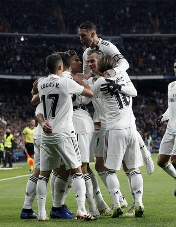 Los jugadores blancos celebraron el primer gol anotado por Wass en propia puerta.