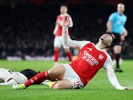 LONDON (United Kingdom), 08/01/2026.- Gabriel Martinelli (R) of Arsenal goes down following a challenge by Jeremie Frimpong (L) of Liverpool during the English Premier League match between Arsenal FC and Liverpool FC, in London, Britain, 08 January 2026. (Reino Unido, Londres) EFE/EPA/NEIL HALL