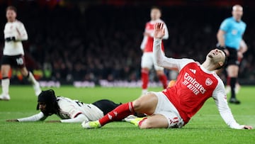 LONDON (United Kingdom), 08/01/2026.- Gabriel Martinelli (R) of Arsenal goes down following a challenge by Jeremie Frimpong (L) of Liverpool during the English Premier League match between Arsenal FC and Liverpool FC, in London, Britain, 08 January 2026. (Reino Unido, Londres) EFE/EPA/NEIL HALL