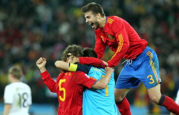 Gerard Piqué formó parte de la plantilla que se consagró como campeona del mundo en el Mundial de Sudáfrica de 2010. El central jugó todos los partidos del torneo contribuyendo de manera significativa a que España solamente encajara dos goles en todo el campeonato. Convirtiéndose, de esta manera, en la selección campeona del mundo menos goleada junto con Francia en el Mundial de 1998. 
 


