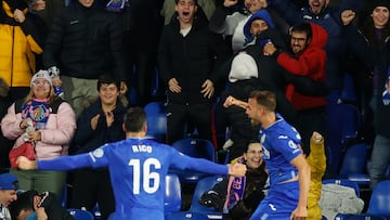 GETAFE (MADRID), 06/11/2023.- Los jugadores del Getafe, Mayoral y Diego Rico, celebran el primer gol del equipo madrileño durante el partido de la jornada 12 de Liga de Primera División que Getafe CF y Cádiz CF diputan este lunes en el Coliseum de Getafe. EFE/Javier Lizón
