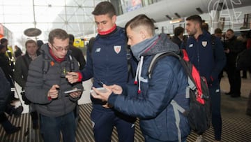 Kepa y unos aficionados en la llegada del Athletic a Lviv.