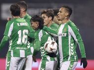 ZAGREB (Croatia), 11/12/2025.- Antony (R) of Real Betis celebrates with teammates after scoring his team's third goal during the UEFA Europa League match between BGK Dinamo Zagreb and Real Betis Balompie, in Zagreb, Croatia, 11 December 2025. (Croacia) EFE/EPA/ANTONIO BAT