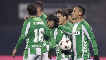 ZAGREB (Croatia), 11/12/2025.- Antony (R) of Real Betis celebrates with teammates after scoring his team's third goal during the UEFA Europa League match between BGK Dinamo Zagreb and Real Betis Balompie, in Zagreb, Croatia, 11 December 2025. (Croacia) EFE/EPA/ANTONIO BAT