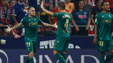 MADRID, 01/1072023.- El delantero del Cádiz CF Martí (i) celebra su gol (segundo de su equipo) durante el partido de LaLiga que Atlético de Madrid y Cádiz CF disputan este domingo en el estadio Metropolitano. EFE/Juanjo Martín