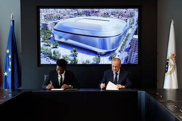 Florentino P¨¦rez y Aur¨¦lien Tchouam¨¦ni durante la firma del contrato.