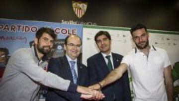 Coke, José Castro (presidente) del Sevilla, Ángel Haro (presidente del Betis) y Jorge Molina.