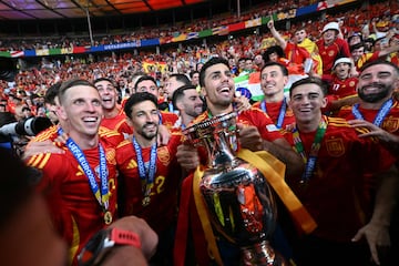 Rodrigo Hernández, el mejor jugador del torneo, con el trofeo de la Eurocopa.