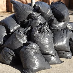 Una anciana de 89 años tira un CD en el contenedor equivocado, le cae una multa y arranca la guerra de los residuos