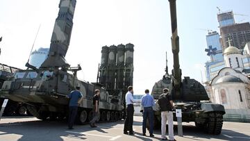 (FILES) In this file photo taken on August 20, 2008 People look at missiles and tanks during a weapons fair in Moscow. - Global military spending rose again in 2021, setting new records as Russia continued to beef up its military prior to its invasion of Ukraine, researchers said on April 25, 2022, predicting the trend would continue in Europe in particular. (Photo by Alexey SAZONOV / AFP)