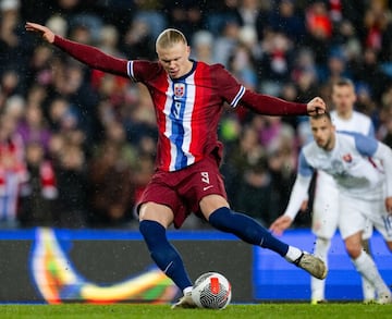 Erling Haaland, instantes antes de tirar el penalti que acabó fallando.