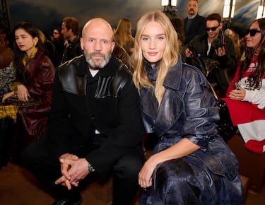 Jason Statham y Rosie Huntington-Whiteley mantienen una relación desde abril de 2010. Se conocieron en el festival de música de Coachella en 2010. Rosie ha mencionado que el flechazo fue inmediato debido al sentido del humor de Jason. Tienen dos hijos en común.