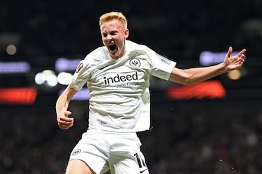 Diferentes medios deportivos han colocado al jugador nacido en Svarte ( una localidad situada en el municipio de Ystad, Suecia) lo han situado en la órbita de grandes equipos europeos como el Real Madrid. Una de sus principales virtudes es su aparición en ataque y su capacidad para llegar al área. Ha disputado 7 a 9 partidos en total, incluyendo Bundesliga, Champions League y Copa de Alemania y ha registrado 3 asistencias.