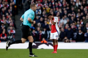 Myles Lewis-Skelly, jugador del Arsenal, se lamenta antes de ver la roja ante el West Ham.